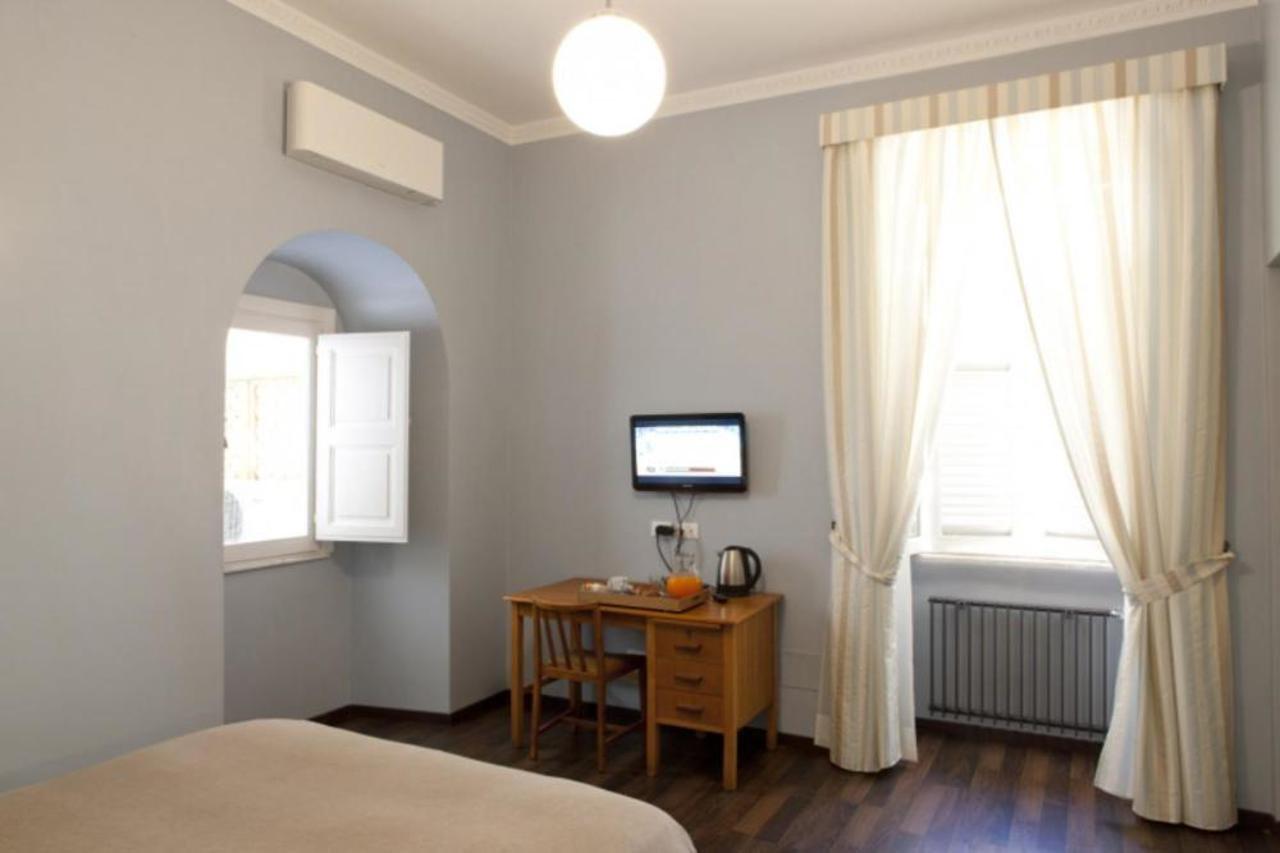 Hotel Santi Quattro Al Colosseo *